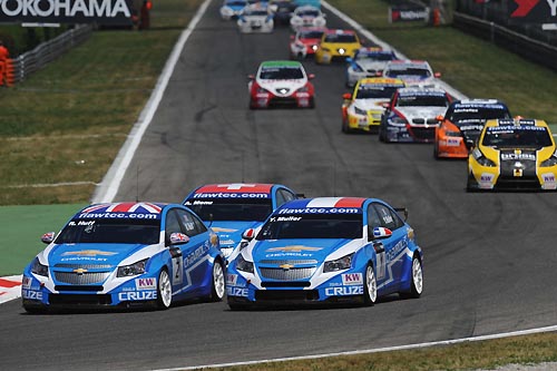 Dubbele één-twee op Monza; Teamgenoten tikken elkaar van de baan